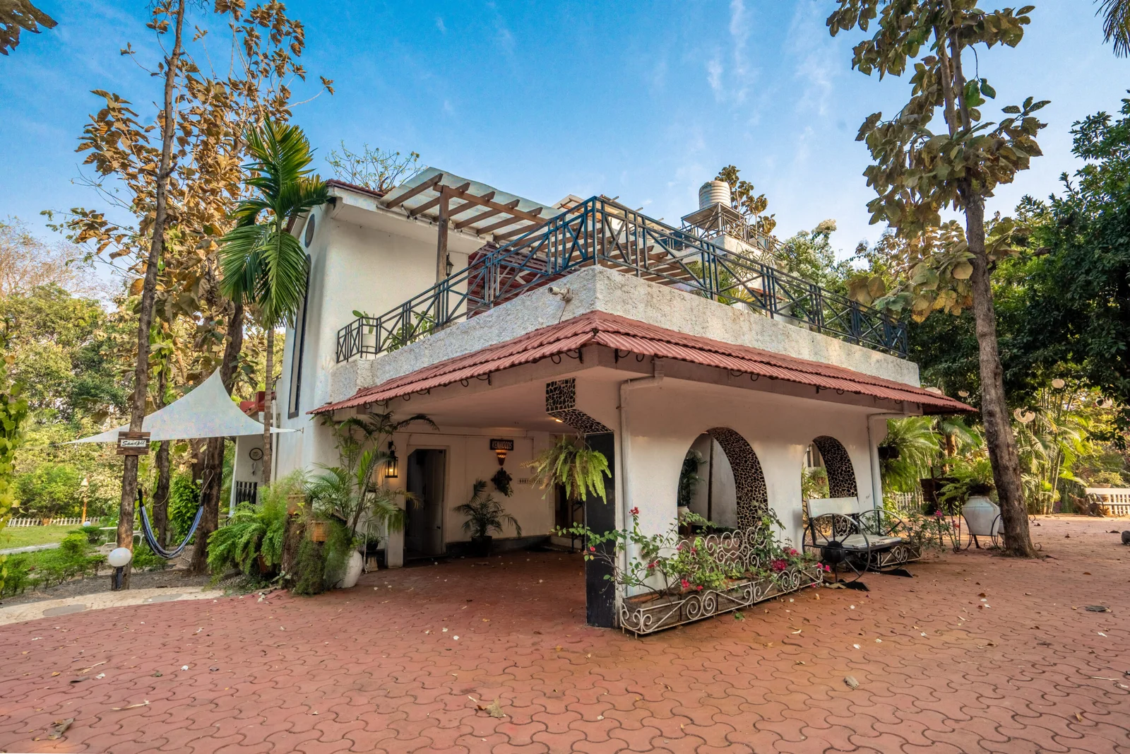 Farmhouse Near Surat with Swimming Pool Kenwoods Farmstay